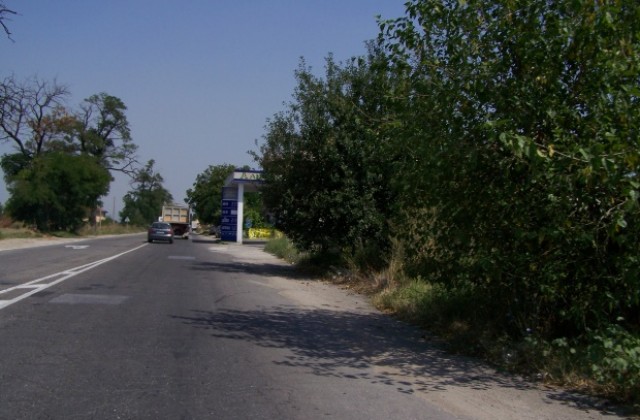 Ремонтират пътя Жълт камък - Три могили