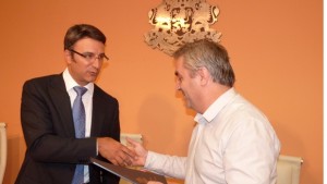 Община Мездра подписа договор за създаване на терапевтична работилница към