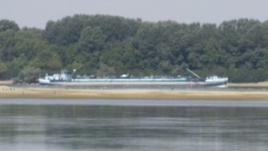 Дунав пресъхна копаят канал за улесняване на корабоплаването