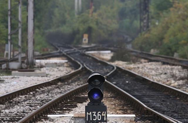 Мъж загина след удар на влак в микробус