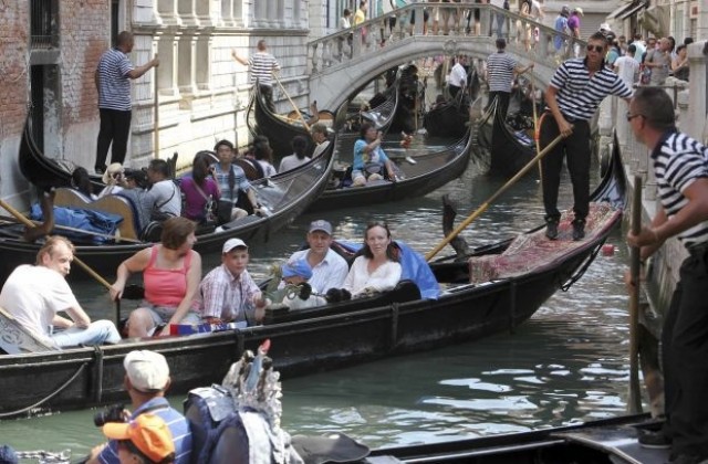 Гондола с туристи се преобърна във Венеция
