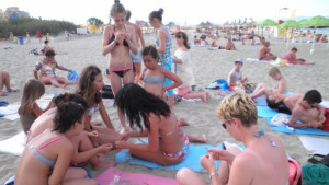 50 деца със специални потребности твориха на морето