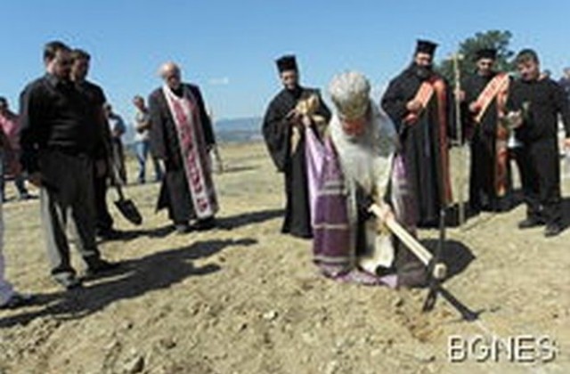 Направиха първа копка на православен храм в село Церово