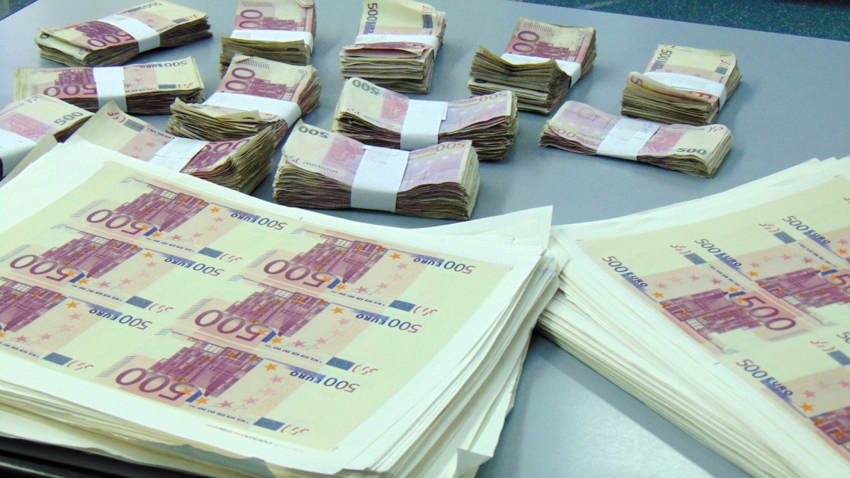 Листове с напечатани неистински банкноти евро на обща стойност 12 млн. евро съхнат в момента в заседателната зала на полицията в Пловдив. Общо 14 млн в готов вид и заготовки са откритите количества, които водят следи към разкрита вече печатница в Първомай. При акцията са хванати и незаконни оръжия, откраднати от магазин в Хасково.