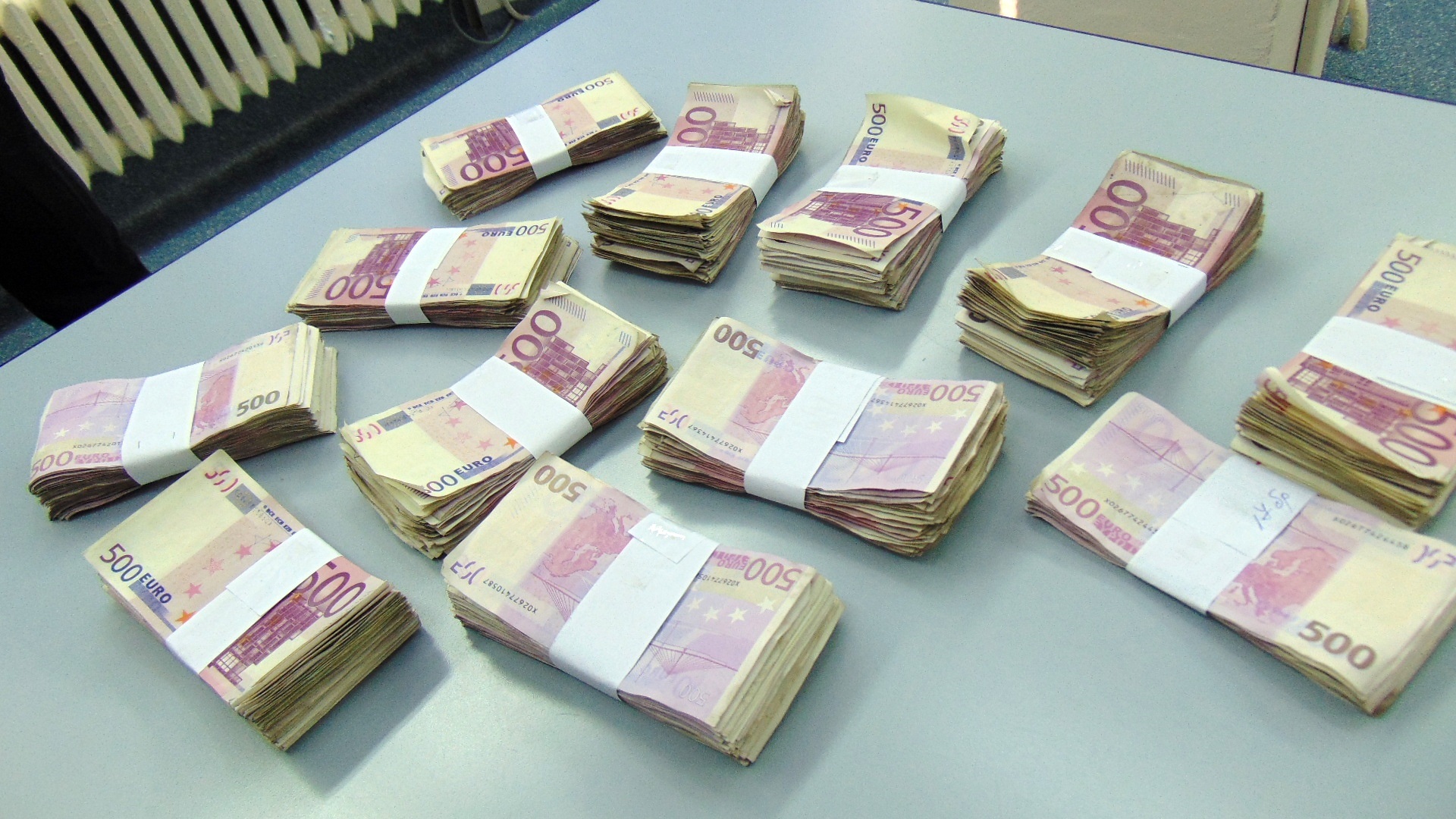 Листове с напечатани неистински банкноти евро на обща стойност 12 млн. евро съхнат в момента в заседателната зала на полицията в Пловдив. Общо 14 млн в готов вид и заготовки са откритите количества, които водят следи към разкрита вече печатница в Първомай. При акцията са хванати и незаконни оръжия, откраднати от магазин в Хасково.