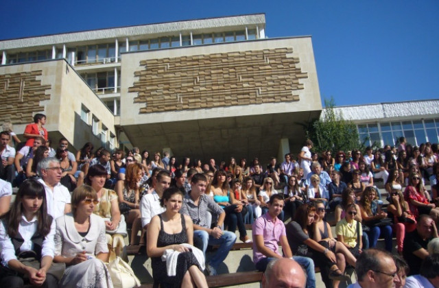 1560 първокурсници от България и 372-ма чужденци от 22 страни ще учат в ТрУ