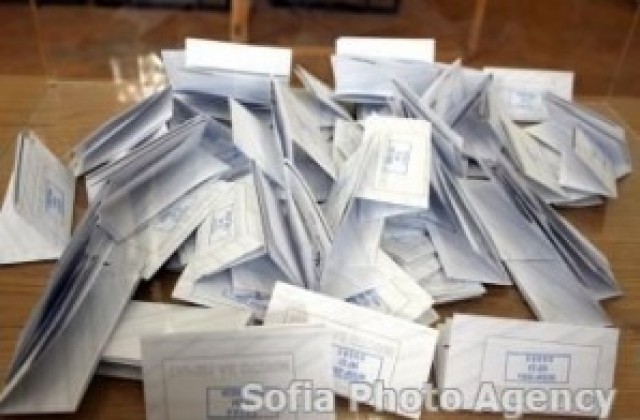 Избирателните списъци вече са обявени по определените места