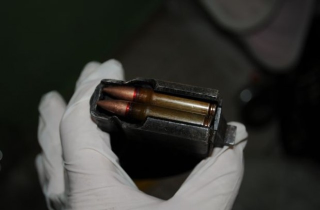 Незаконно оръжие, боеприпаси и наркотични вещества иззети при обиски в Перник