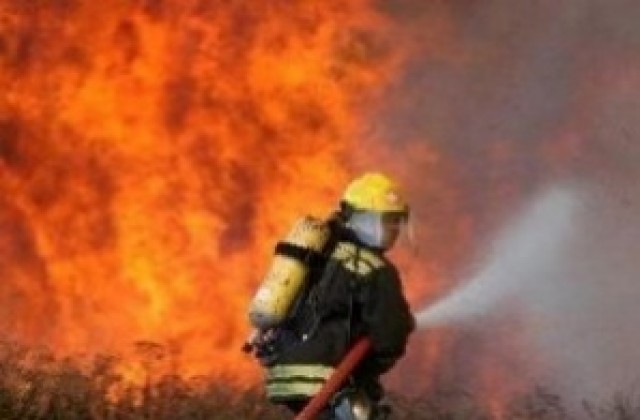 Пожар унищожи необитаеми къщи и сухи треви