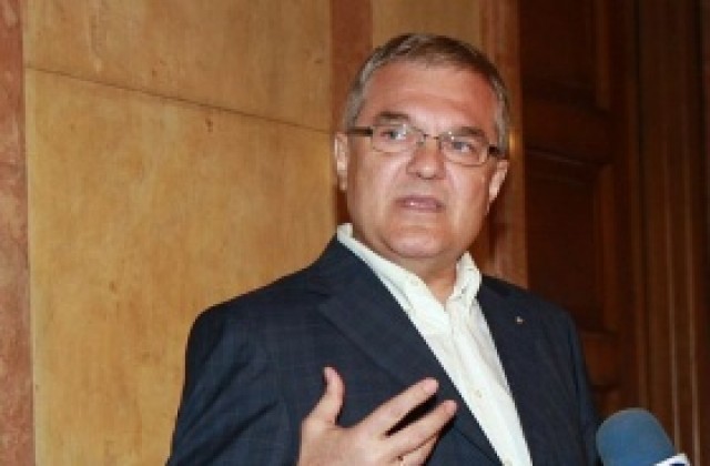 Щети от контрабанда на цигари и горива над 2,5 млрд. лв. за 2011-а изчислява Румен Петков