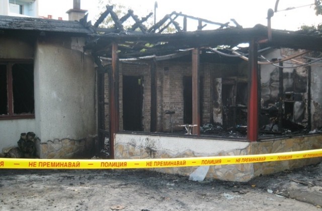 Пожар изпепели заведение във Враца