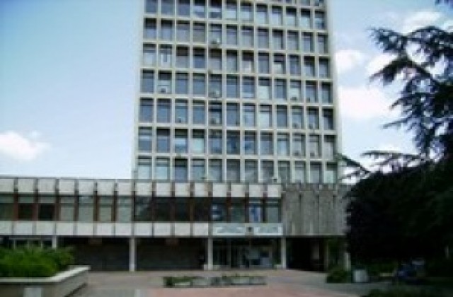 Областната управа в Кюстендил почиства  парк в кв. Колуша