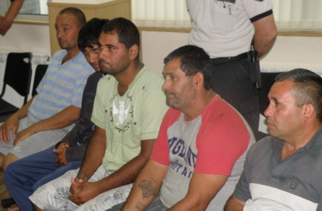 Оставиха в ареста шестима от ромите, които пребиха полицаите в Златитрап