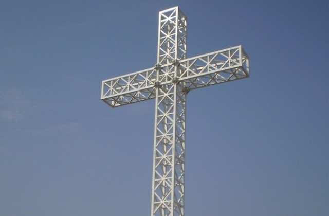 Осветиха 22-метров православен кръст