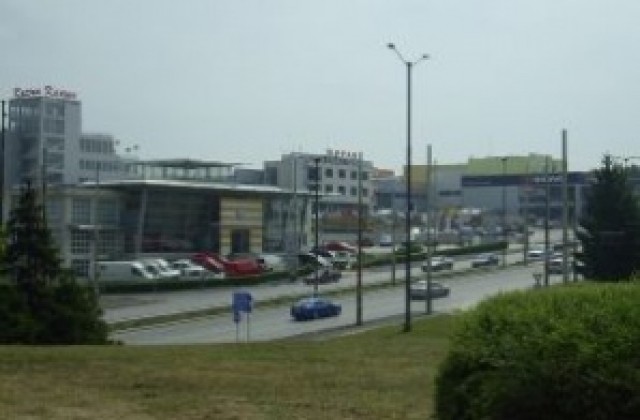 Нафта се разля по бул. Хр. Ботев при катастрофа тази сутрин