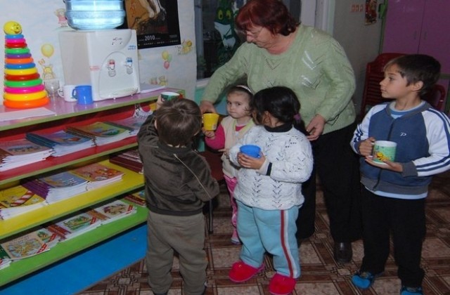Посланикът на Япония открива ремонтираната детска градина в Меричлери