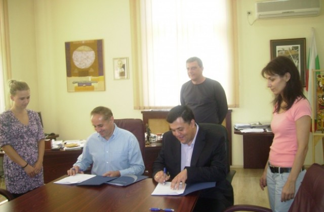 Кметът Петър Паунов подписа договора за Здравния център