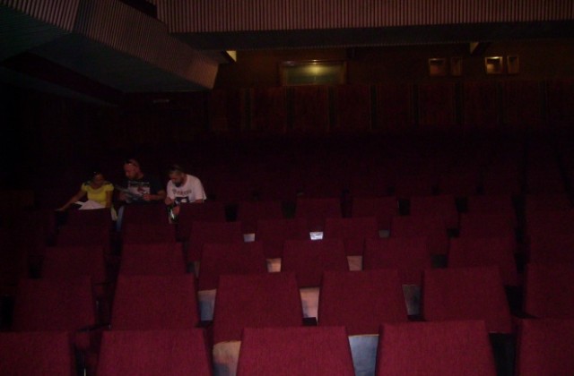 Откриха обновената зала на Общинския драматичен театър