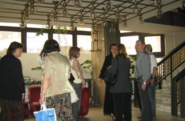 Учителите в Дупница отново без заплати, стягат се за стачка