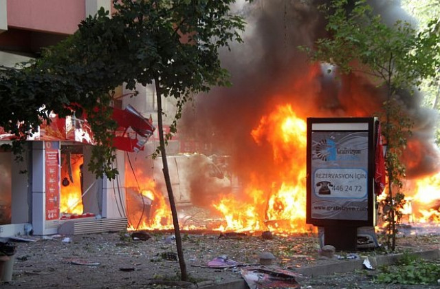 Бомба уби трима души в Анкара