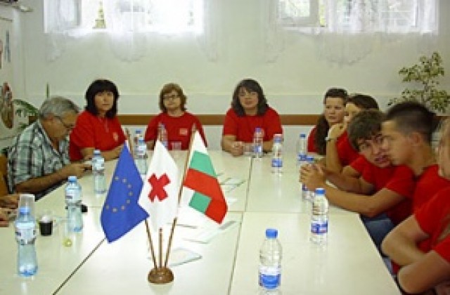 Доброволци пропагандират приемната грижа