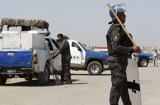 Атентатори нападнаха административни сгради в Ирак