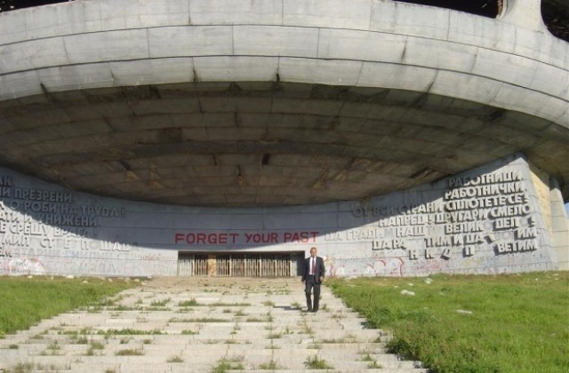 Дарителска кампания за дом-паметника на Бузлуджа обеща Станишев