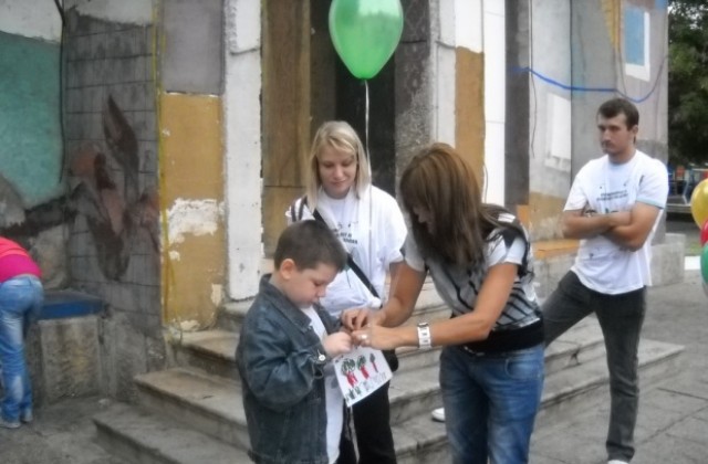 Младежи пускаха балони с екопослания