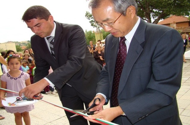 Японска вишна засади посланик Макото Ито в двора на детската градина в Меричлери