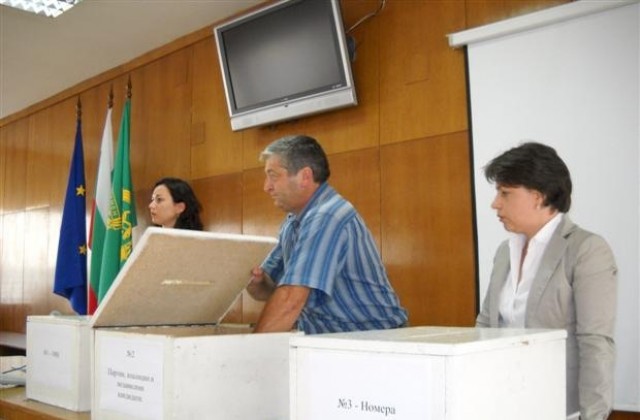 Чрез жребий ОИК определи поредните номера за бюлетината