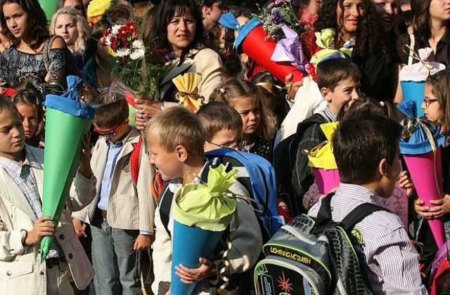Продължава приемът на молби за помощ на първолаци, подали са 1095