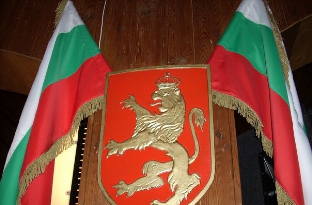 Клуб Традиция показва знамето, с което е обявена Независимостта