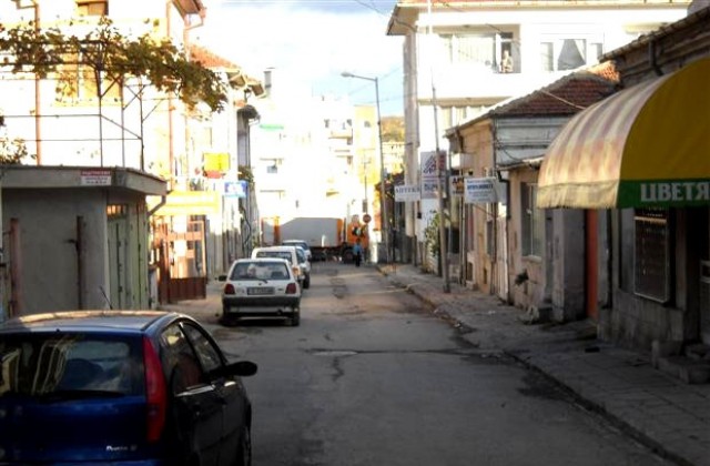 Водач блъсна баба на тротоар