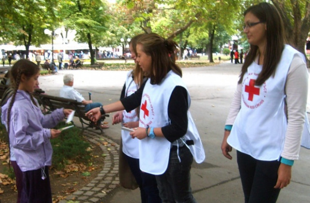 Млади доброволци от БЧК разясняват приемната грижа в Стара Загора