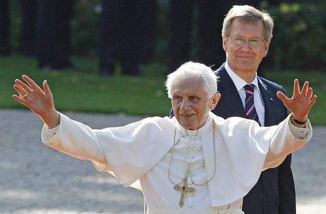 Папа Бенедикт Шестнайсети започна официалното си посещение в Германия