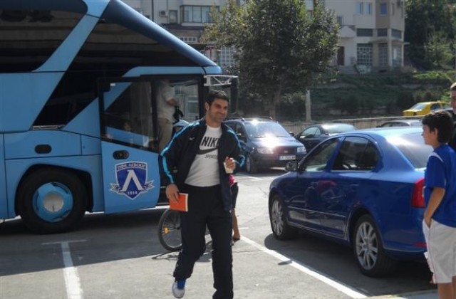 Отборът на Левски пристигна в Шумен