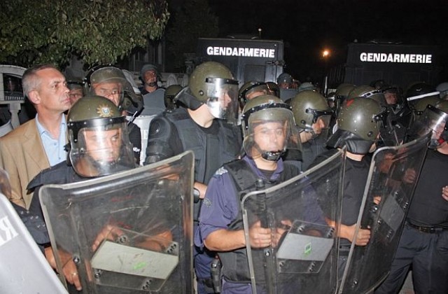 127 души са задържани при безредиците в Катуница