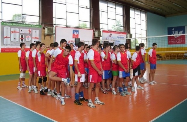 Откриха обновената спортна зала в Луковит с волейболен турнир