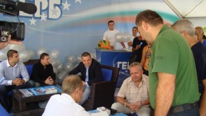 Опашки от симпатизанти се извиха в мобилния щаб на ГЕРБ