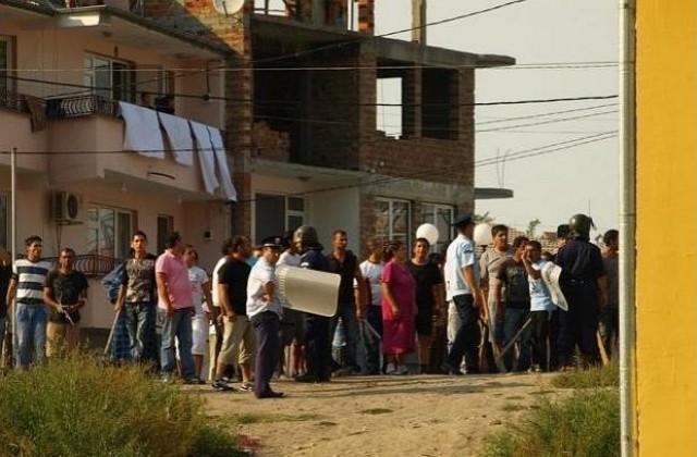 Жители на Катуница се събраха за кратко пред къщите на Кирил Рашков