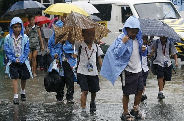 Евакуират над 100 000 души на Филипините заради тайфун