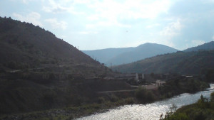 Деца изпочупиха прозорци на жп пост