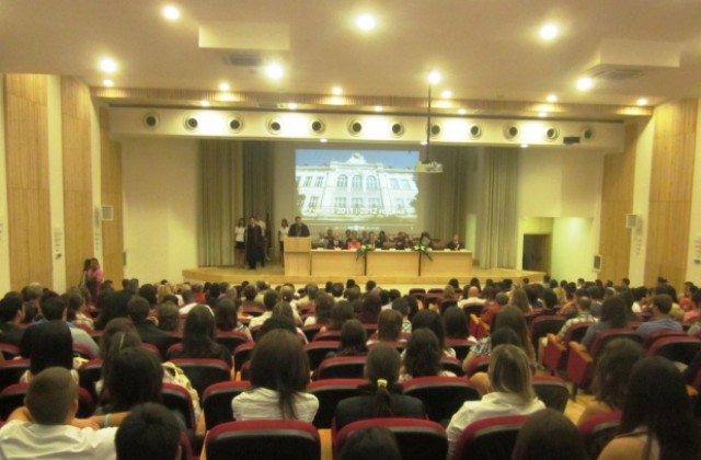 Кирил Йорданов приветства 2 600 първокурсници в Икономическия университет