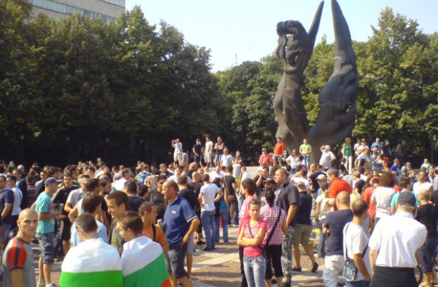 Сблъсъци между полиция и протестиращи в Пловдив