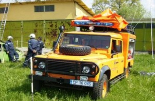 Спасители отключват човек в беда