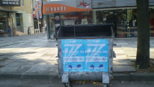 Започва безразборно лепене на плакати