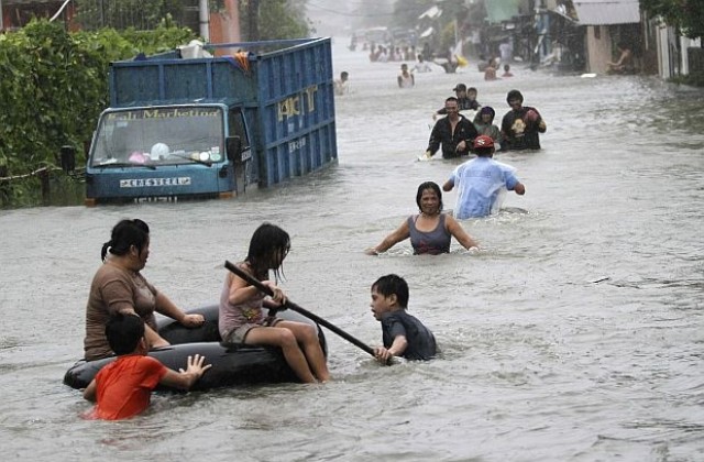 Десетки души загинаха, след като тайфунът Несат връхлетя Филипините