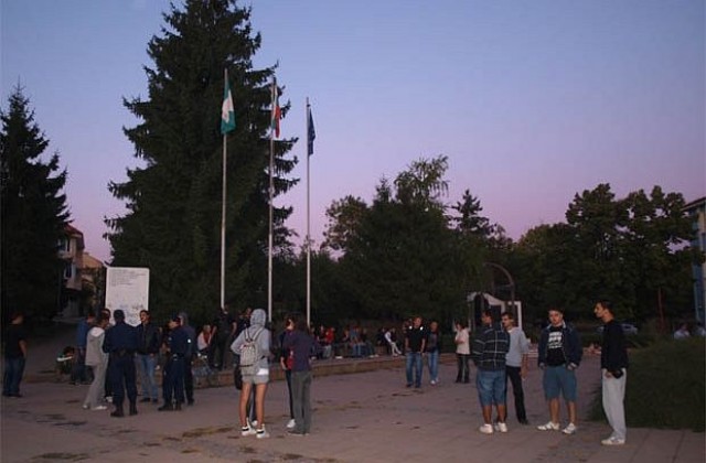 Полицията в Разград на мястото на срещата преди протестиращите