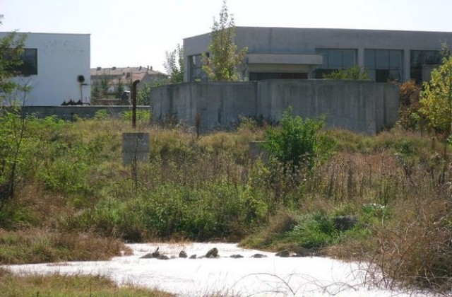 Замърсени  производствени води от фирма „Евромиг” са изхвърлени на поляна