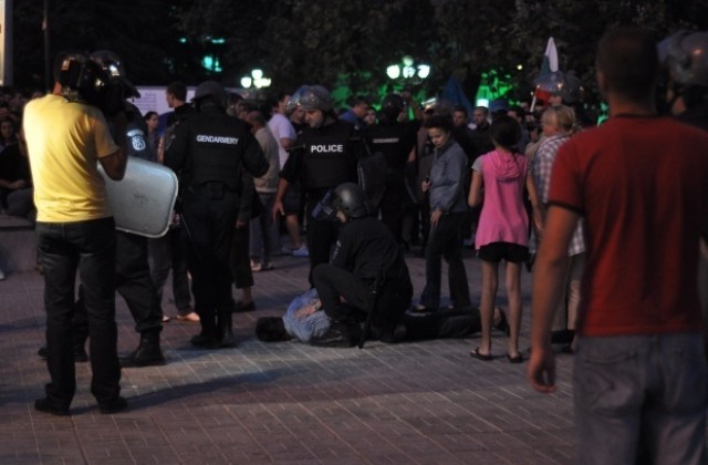 54-ма са задържани по време на снощния протест във Варна